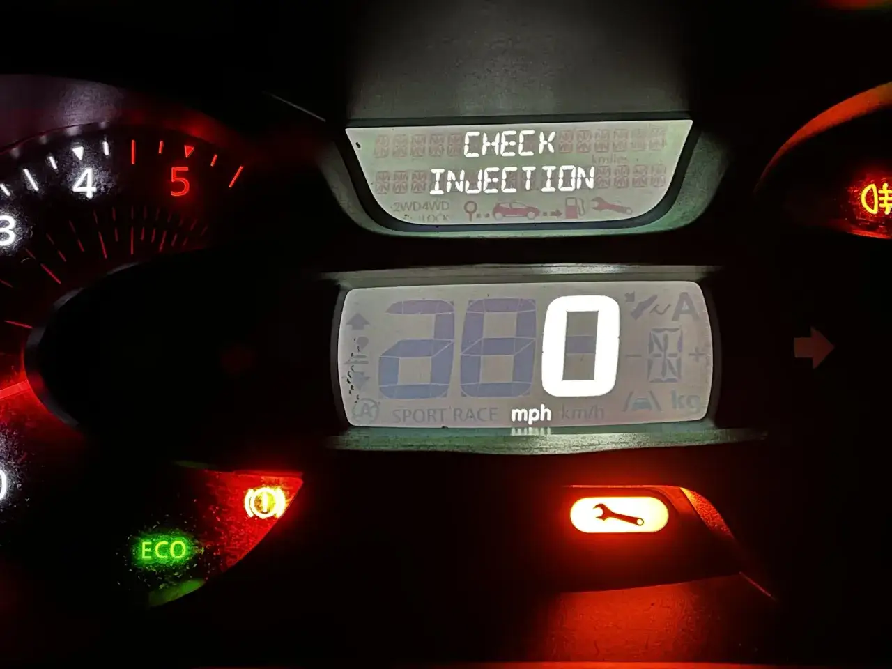 Na desce rozdzielczej Renault świeci się kontrolka 