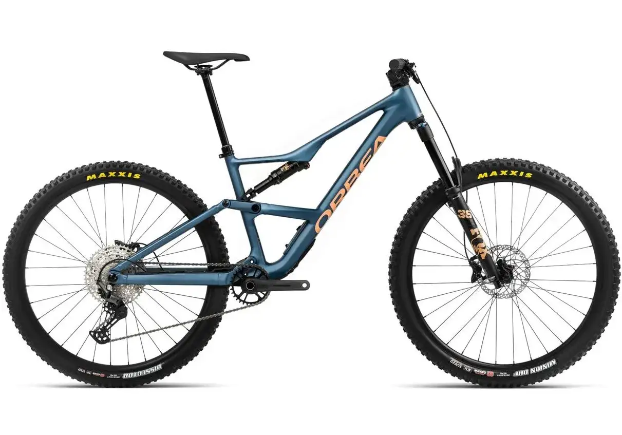 Niebieski rower górski Orbea Occam z pomarańczowym logo, gotowy na każdą trasę.