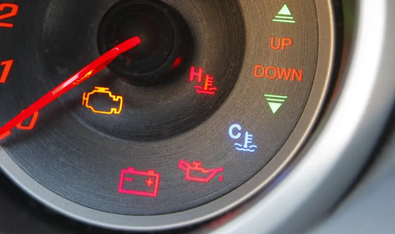 Kontrolka płynu chłodniczego na desce rozdzielczej