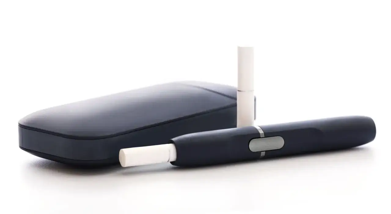 Elektroniczne urządzenie do podgrzewania tytoniu, które pozwala palić bez dymu.