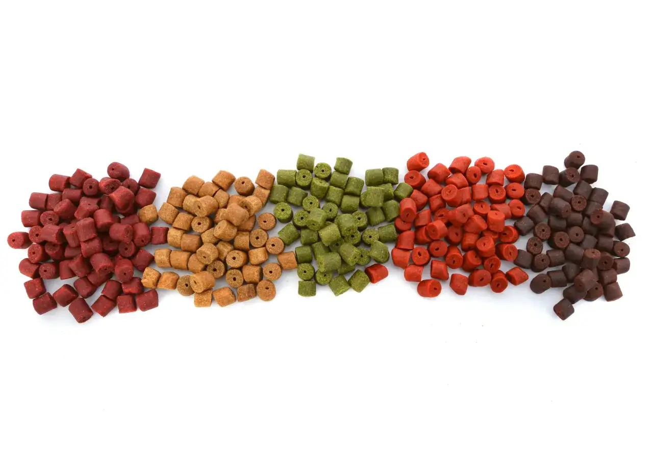 różne rodzaje pelletu na jesiotra, kulki proteinowe rybne