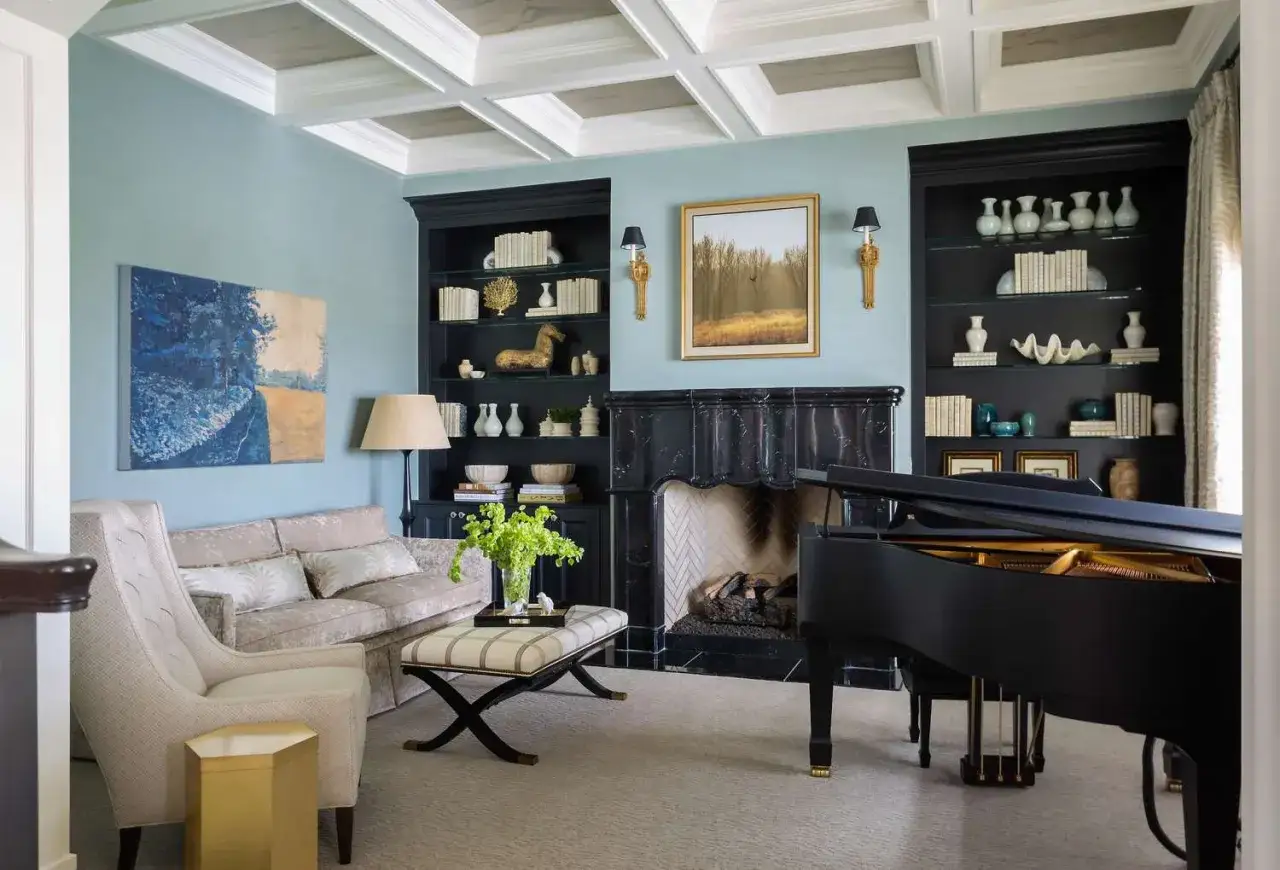 Elegancka ozdoba sufitu z kasetonami dodaje uroku salonowi z fortepianem i kominkiem.