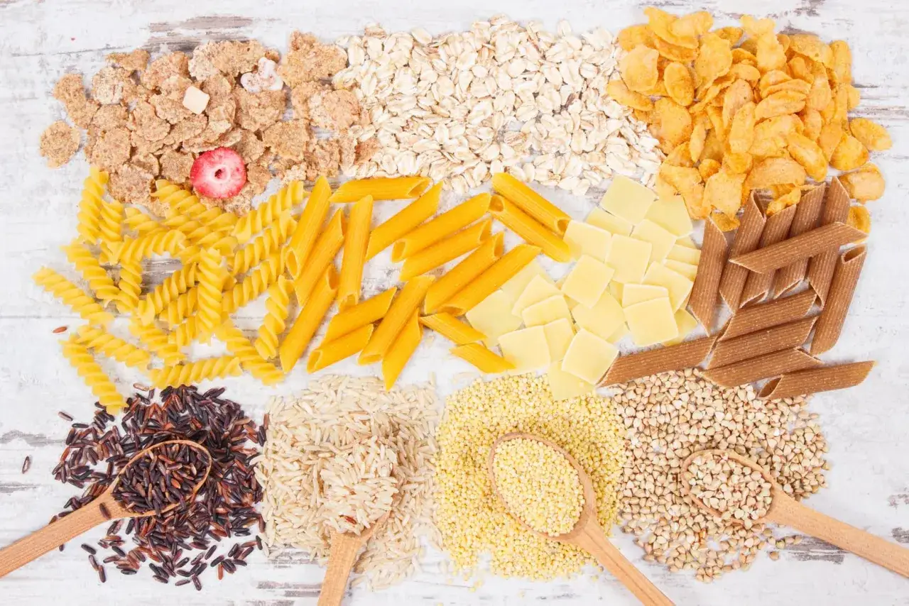 Różne rodzaje zbóż i makaronów: ryż biały, kasza gryczana, płatki owsiane, makaron penne i fusilli. Idealne dodatki do mięsa.