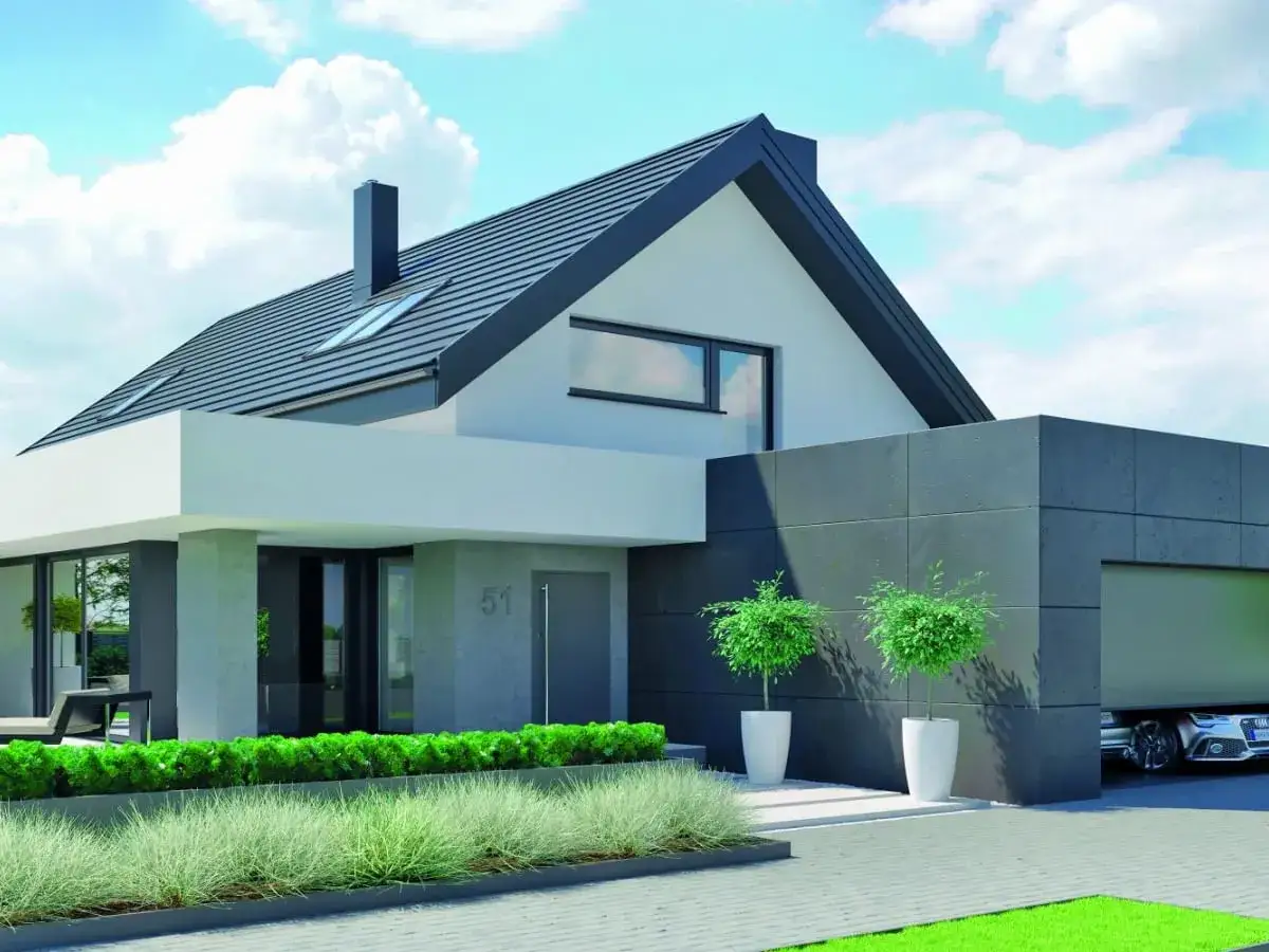 Nowoczesna, biało-szara elewacja budynku z garażem, ozdobiona zielenią i dwoma drzewkami w donicach.