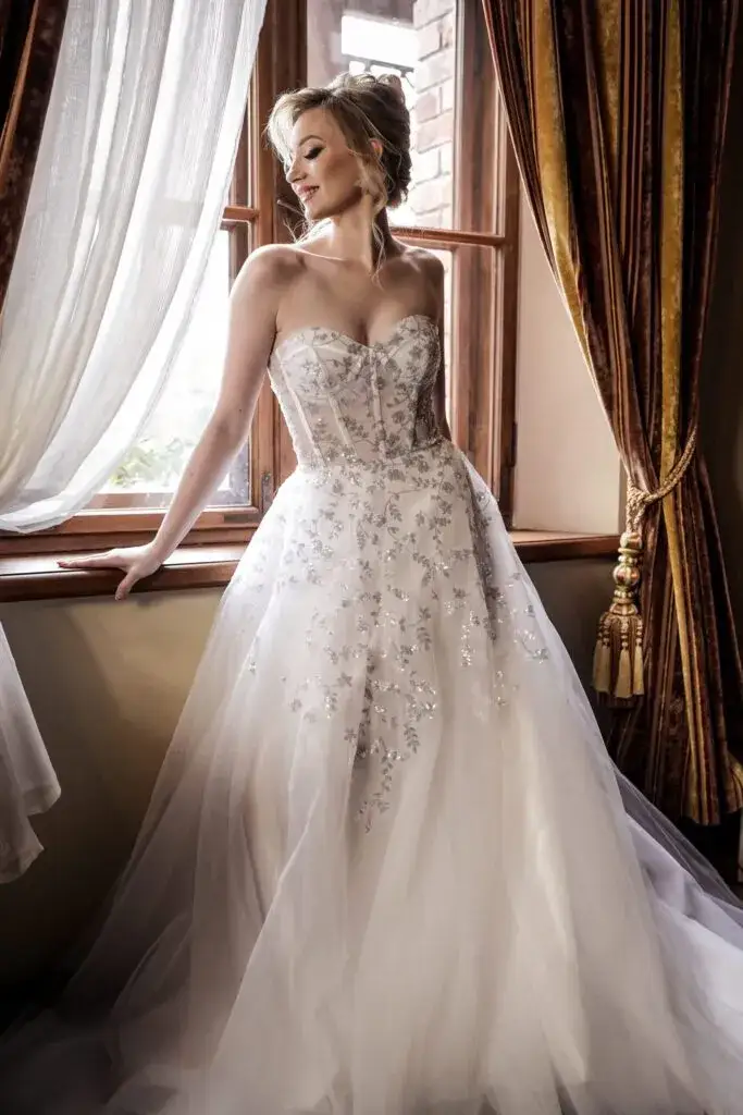 Zdjęcie Co oznacza biała suknia ślubna? Odkryj jej głębokie znaczenie