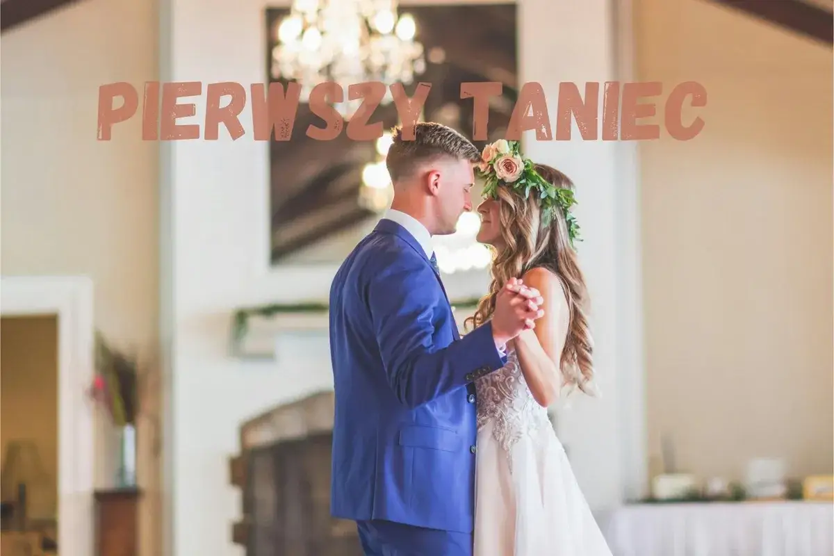 Para młoda w tańcu, ich pierwsze tańce weselne. Ona w wianku z kwiatów, on w niebieskiej marynarce.