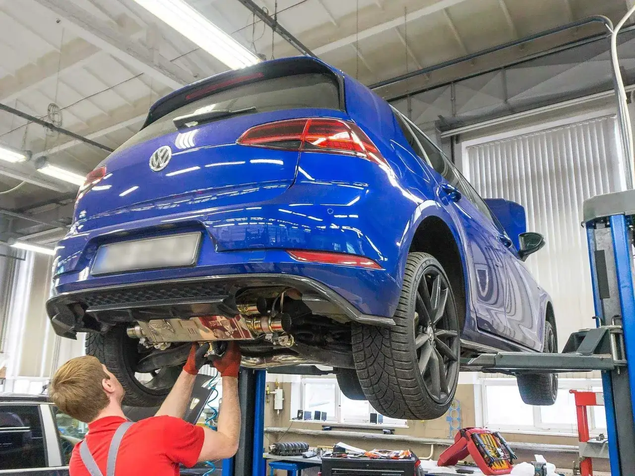 Samoch&oacute;d na hamowni podwoziowej