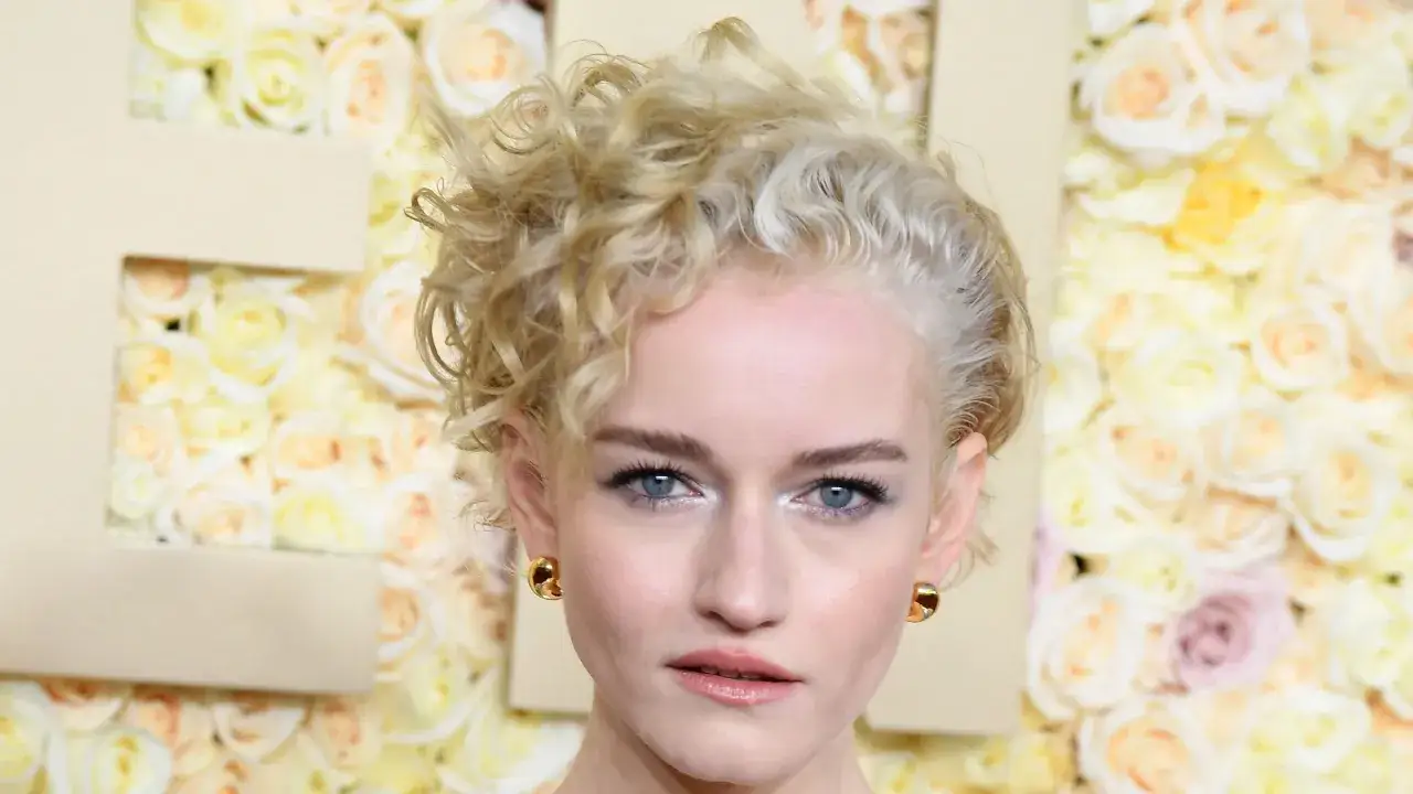 Kr&oacute;tkie, kręcone blond włosy i delikatny makijaż. Inspiracja z galerii fryzur.
