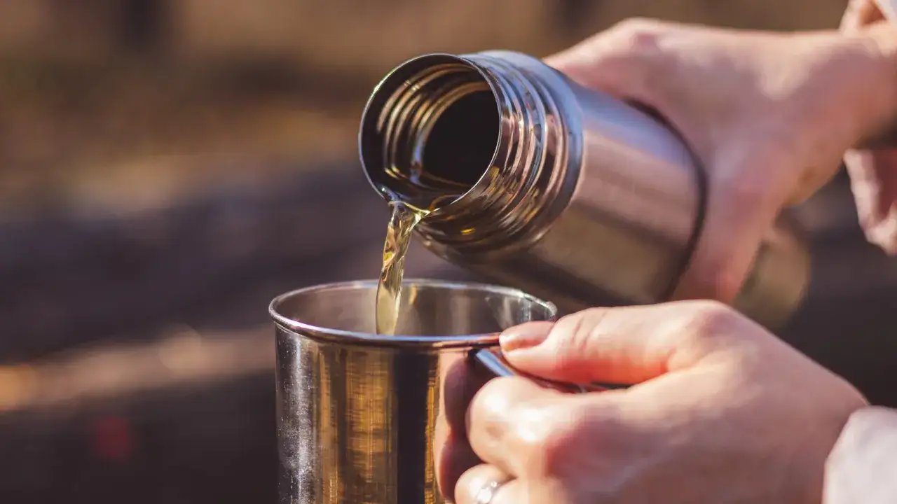 Ciepła herbata z termosu to idealne rozwiązanie, co jeść w g&oacute;rach na szlaku, by dodać sobie energii.