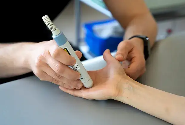 fizjoterapeuta wykonujący terapię manualną nadgarstka