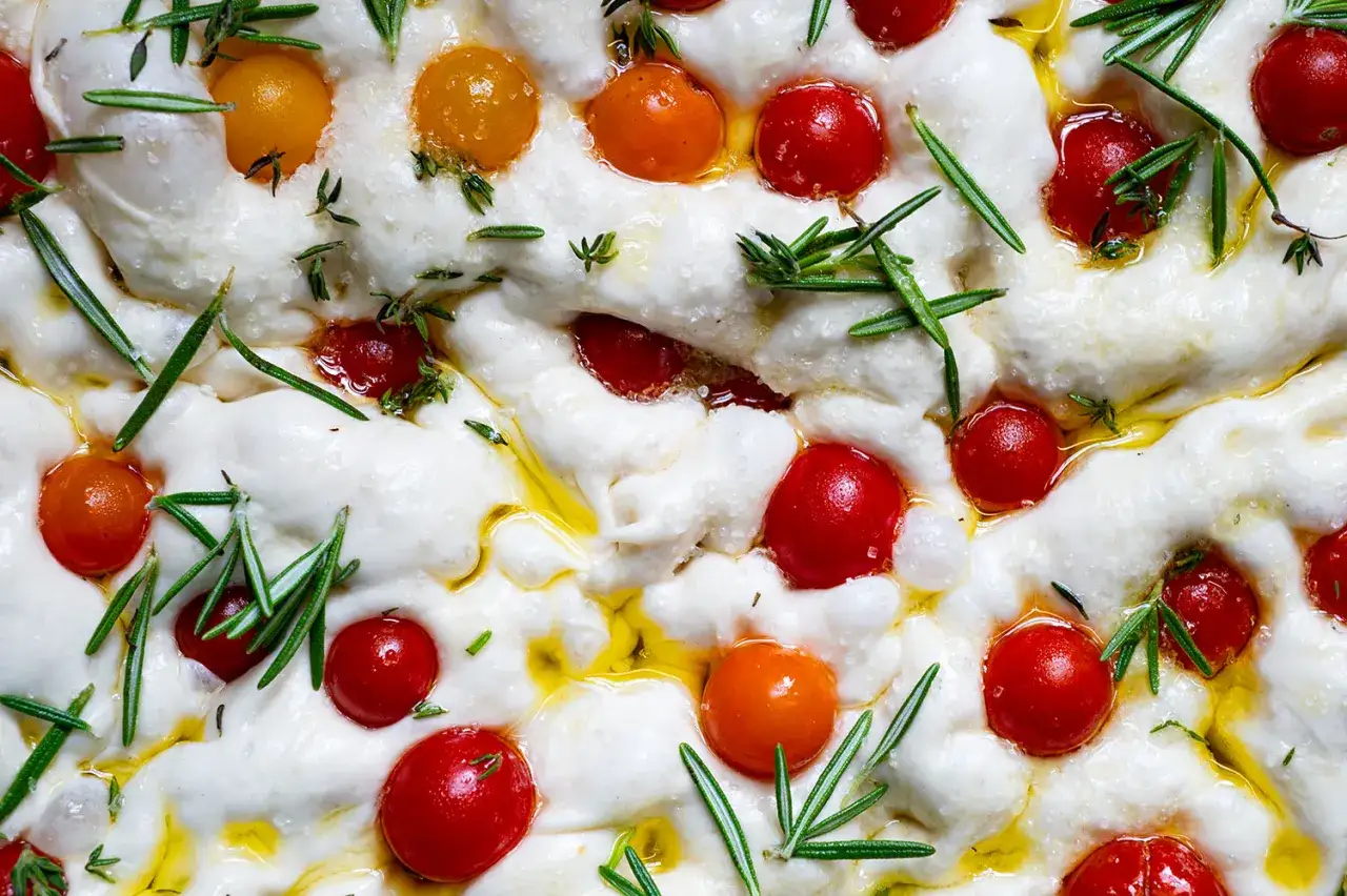 Puszysta focaccia z pomidorkami koktajlowymi i rozmarynem. Idealna do maczania w oliwie lub jako dodatek do dań.