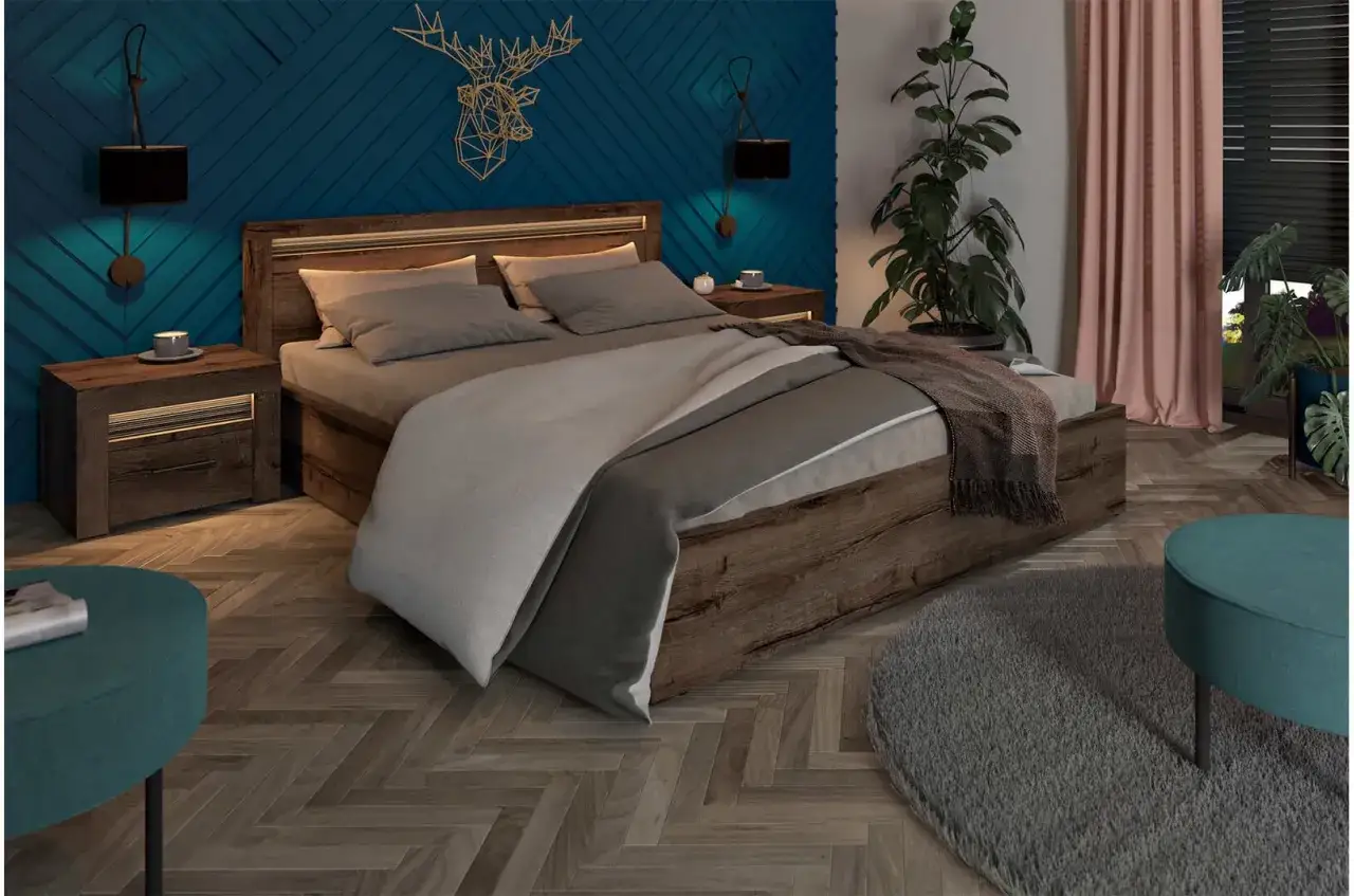 Przytulna sypialnia z kinkietami nad ł&oacute;żkiem. Drewniane meble i niebieska ściana tworzą nowoczesny klimat.