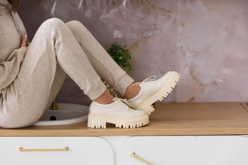 jakie buty pasują do jasnych spodni damskich