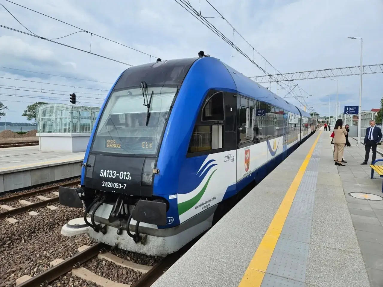 Nowy pociąg PKP na trasie Warszawa-Giżycko, gotowy do podróży.
