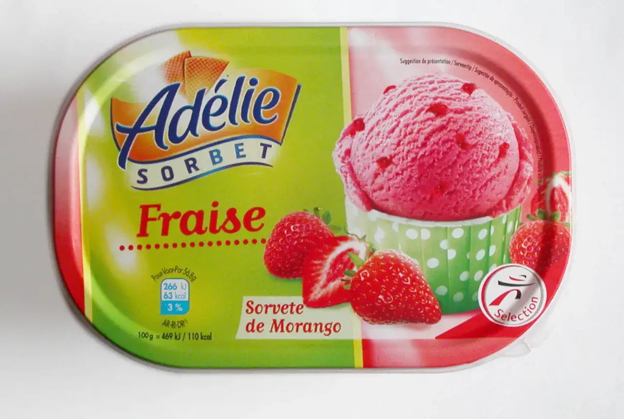 Pudełko sorbetu owocowego Adélie o smaku truskawkowym. Idealny wybór na orzeźwienie zamiast lodów mlecznych.