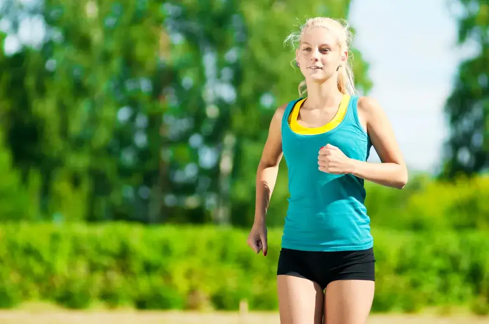 Biegacz na ścieżce leśnej, zdrowy styl życia