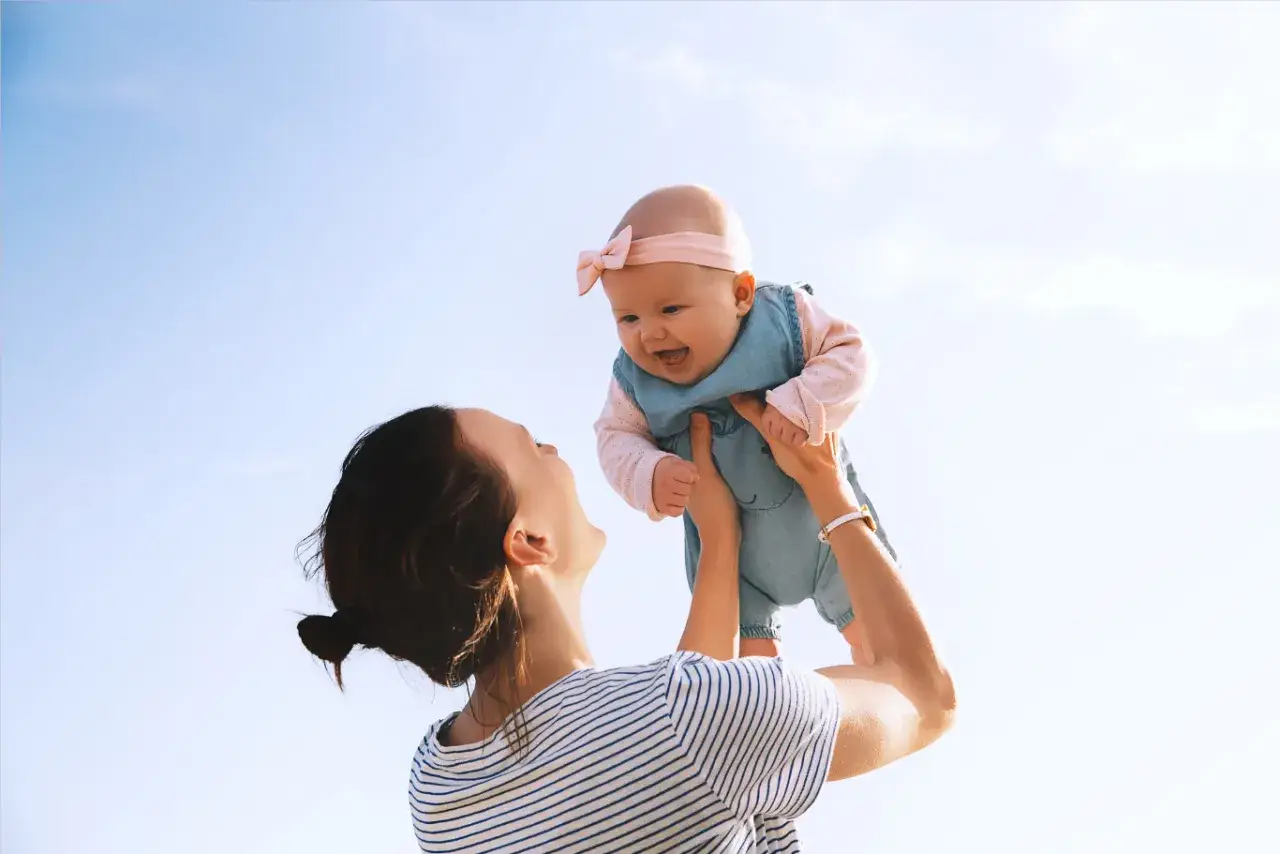 rodzic tulący dziecko spokojnie