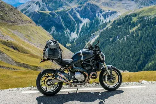 motocykl z kuframi i sakwami, rozłożenie bagażu na motocyklu