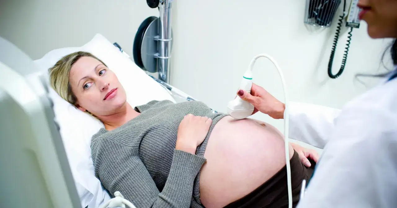 Lekarz wykonujący USG połówkowe, monitor