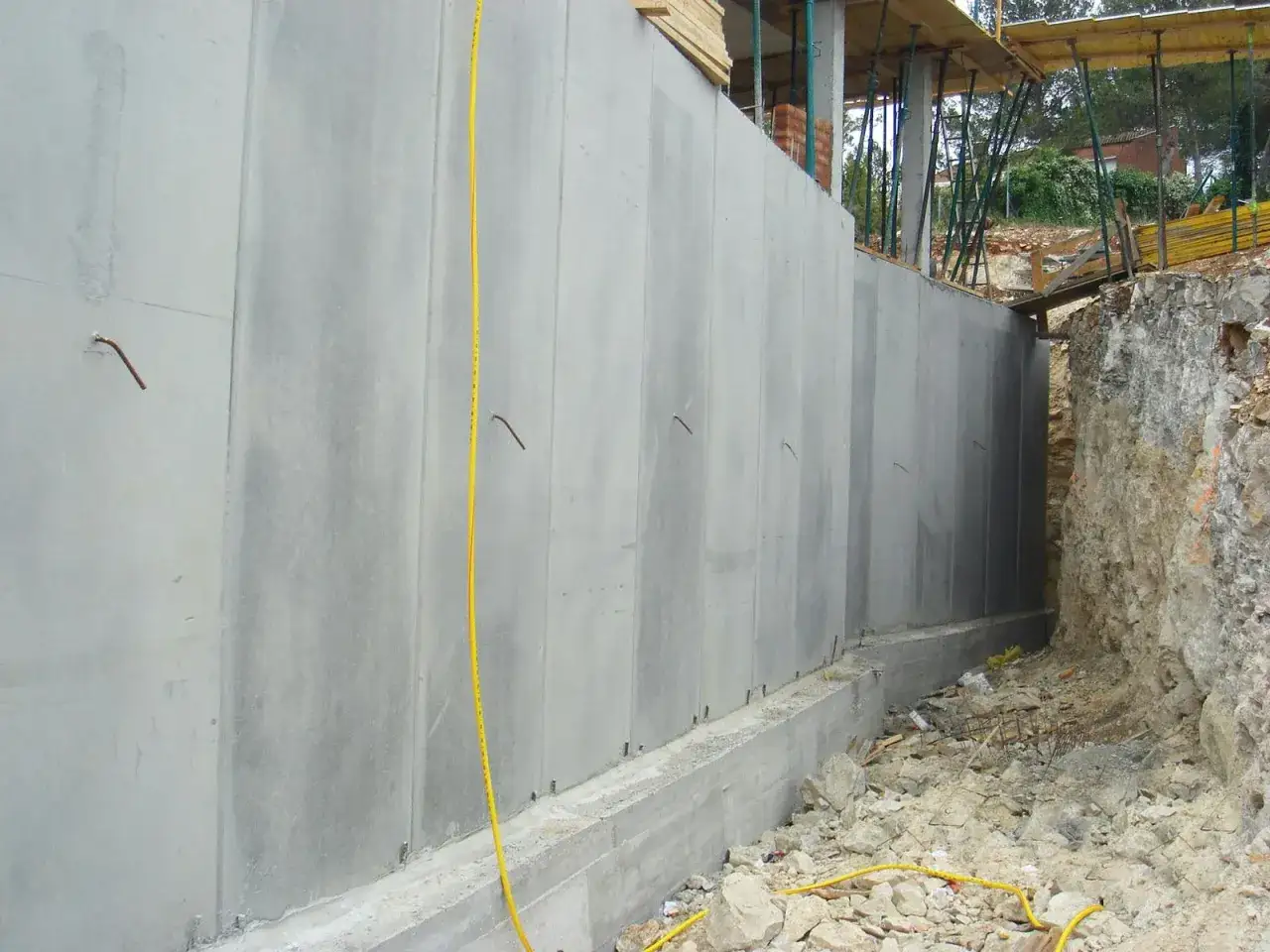 Muros de hormigón prefabricado para un sótano en construcción. El coste de construcción del sótano se ve reflejado en estos elementos.