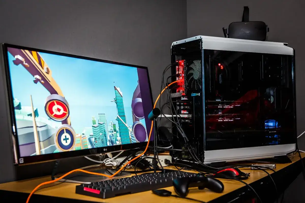 Komputer z kartami graficznymi i goglami VR na obudowie. Idealny zestaw, jakie VR do PC?