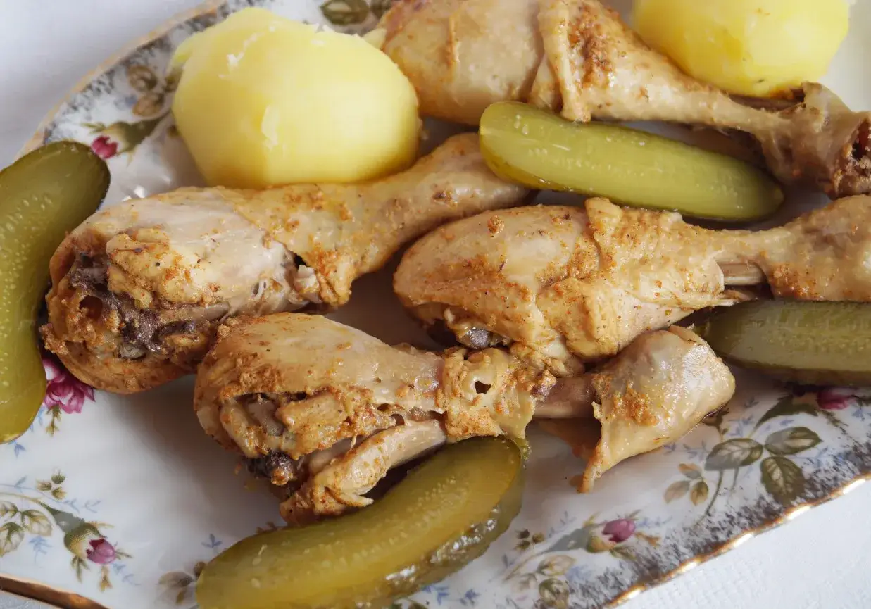 zamarynowane pałeczki kurczaka w misce