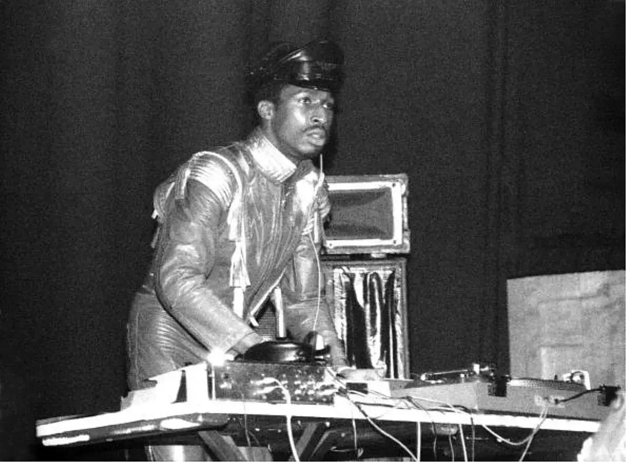 DJ w skórzanej kurtce i czapce, tworzący muzykę, jeden z najlepsi dj wszechczasów.