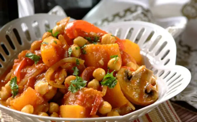 tani sycący obiad wegetariański strączki ziemniaki