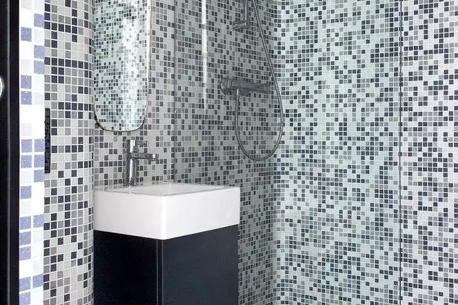 płytki wielkoformatowe pod prysznic vs mozaika