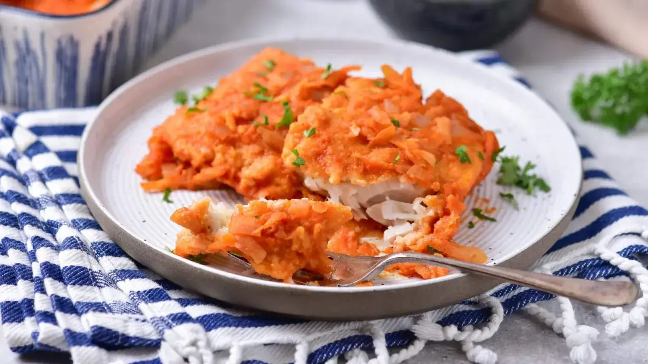 Tradycyjna ryba po grecku na talerzu