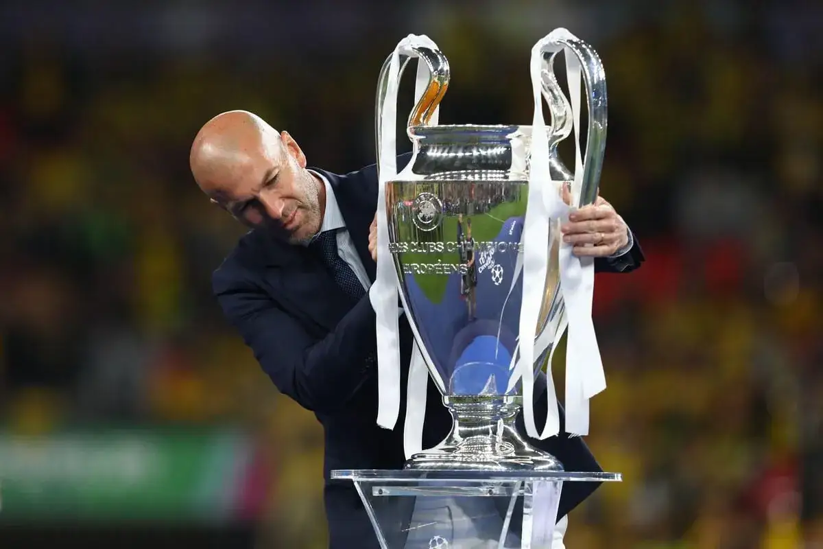 Zinedine Zidane z pucharem Ligi Mistrzów. Czy to on ma najwięcej lig mistrzów?