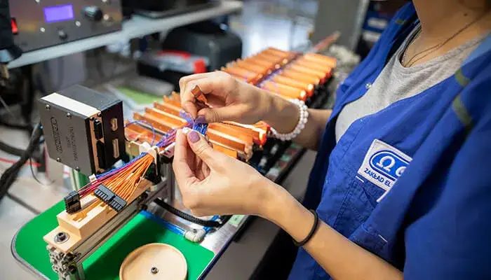 Zdjęcie Zarobki montera wiązek elektrycznych: co warto wiedzieć o wynagrodzeniu