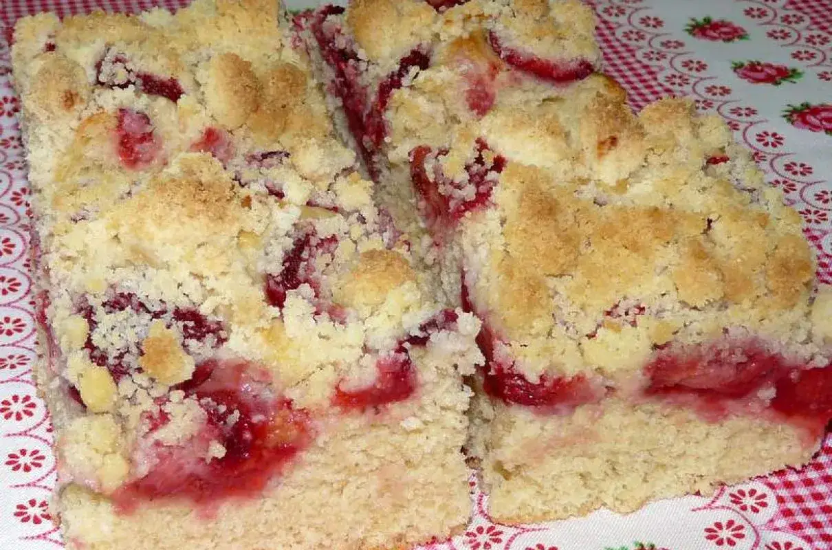 Szybki placek drożdżowy z truskawkami i kruszonką, idealny na deser.