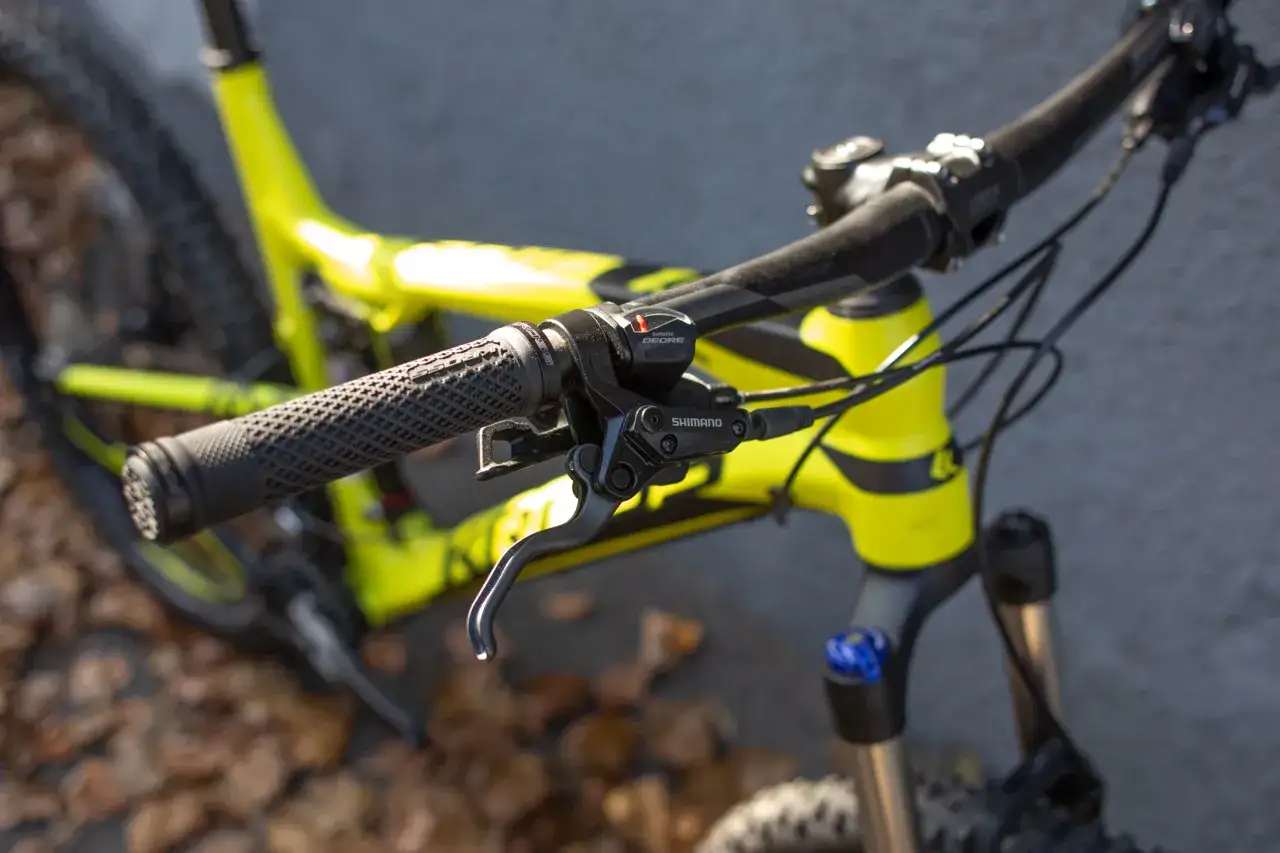 Zdjęcie Jak odpowietrzyć hamulce w rowerze – prosty sposób na poprawę bezpieczeństwa jazdy