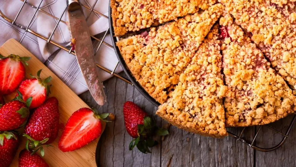 Zdjęcie Prosty przepis na ciasto truskawkowe z kruszonką, które zachwyca smakiem