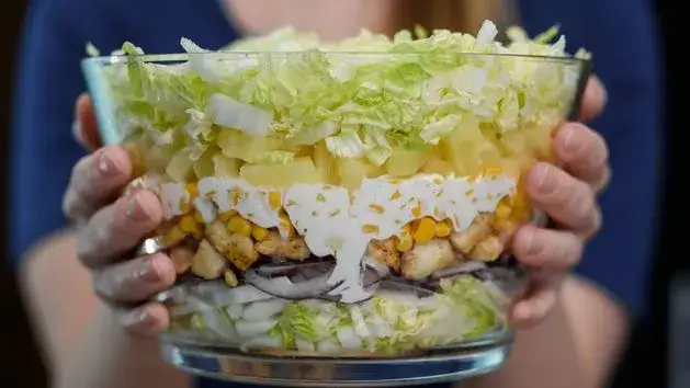 Zdjęcie Jak się robi sałatkę z gyrosa, która zachwyci Twoich gości?