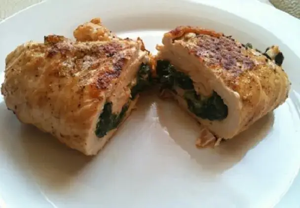 Zdjęcie Kieszonki drobiowe ze szpinakiem – prosty przepis na pyszne danie