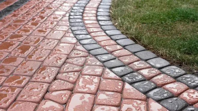 Zdjęcie Jak impregnować kostkę brukową, aby uniknąć zabrudzeń i uszkodzeń