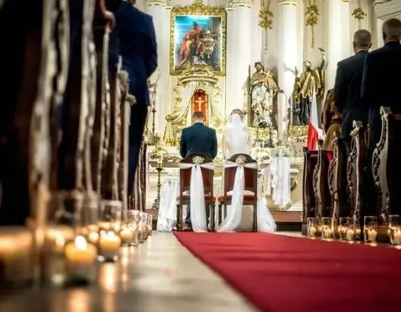Zdjęcie Ile kosztuje dekoracja kościoła na ślub? Ceny, które zaskoczą!