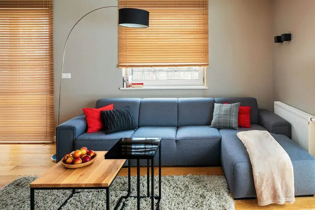 Zdjęcie Stylowe okna w salonie: Jak wybrać idealne zasłony i dekoracje