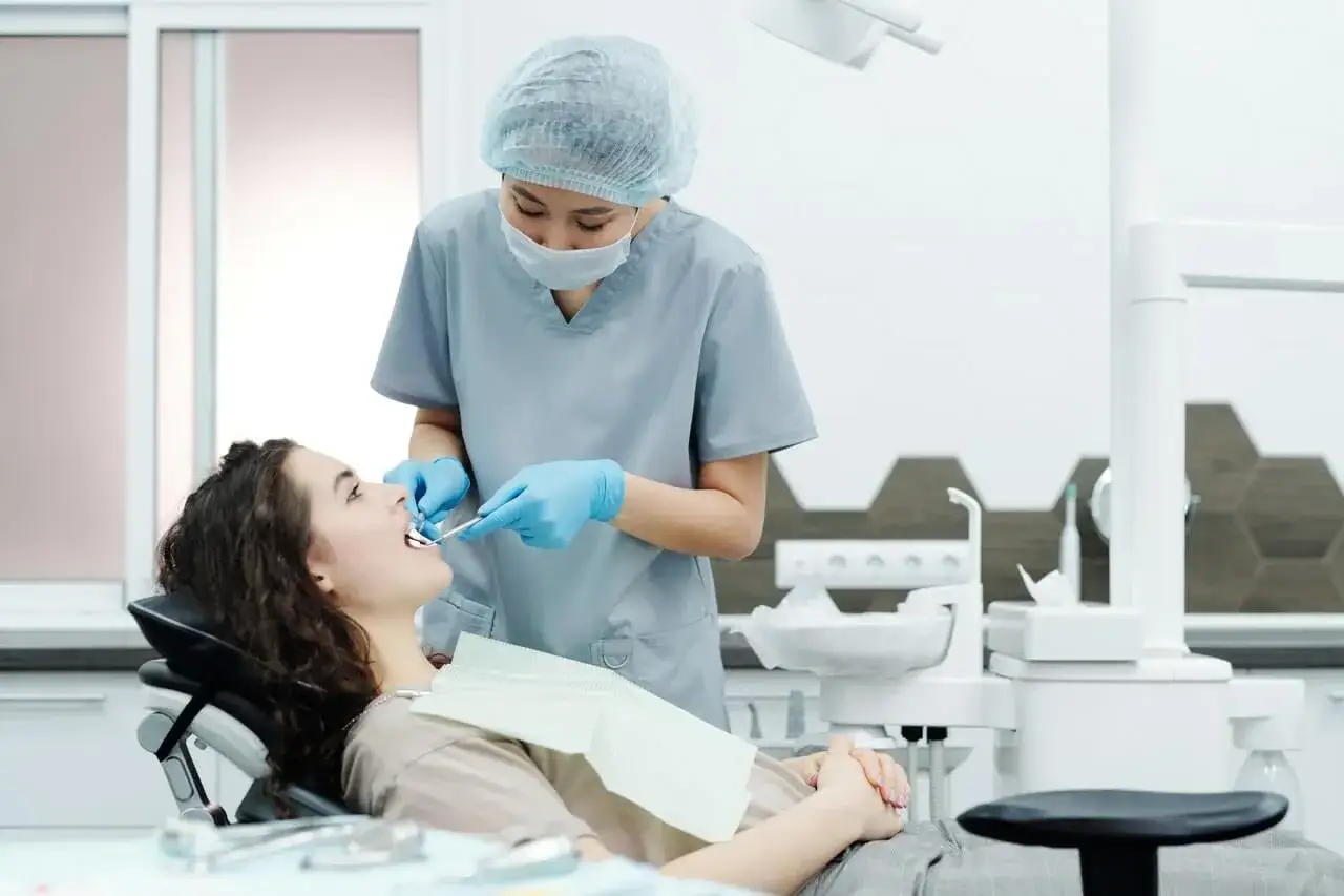 Zdjęcie Czy można jeść przed dentystą? Co musisz wiedzieć, aby uniknąć problemów