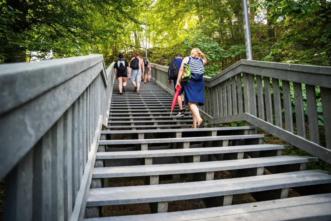 Zdjęcie Ile schodów w Jastrzębiej Górze? Sprawdź trudności dostępu do plaży