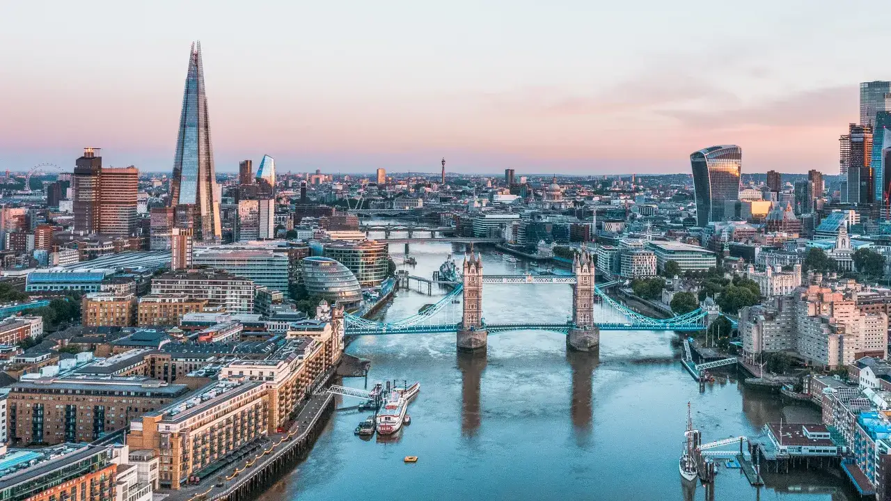 Zdjęcie Ile trwa lot z Wrocławia do Londynu? Odkryj prawdziwy czas podróży