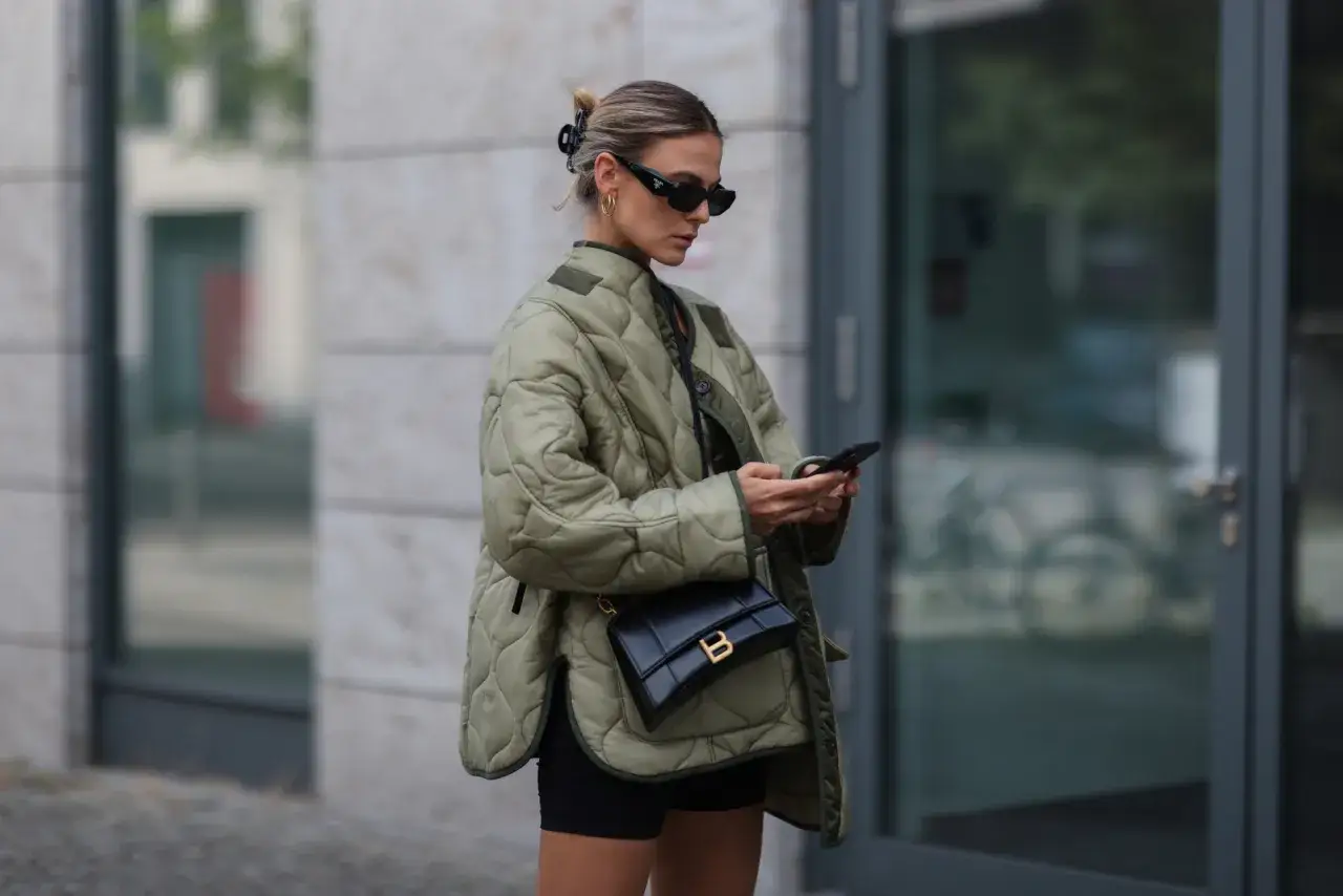 Zdjęcie Stylizacje z kurtką khaki: 5 odważnych pomysłów na każdy dzień