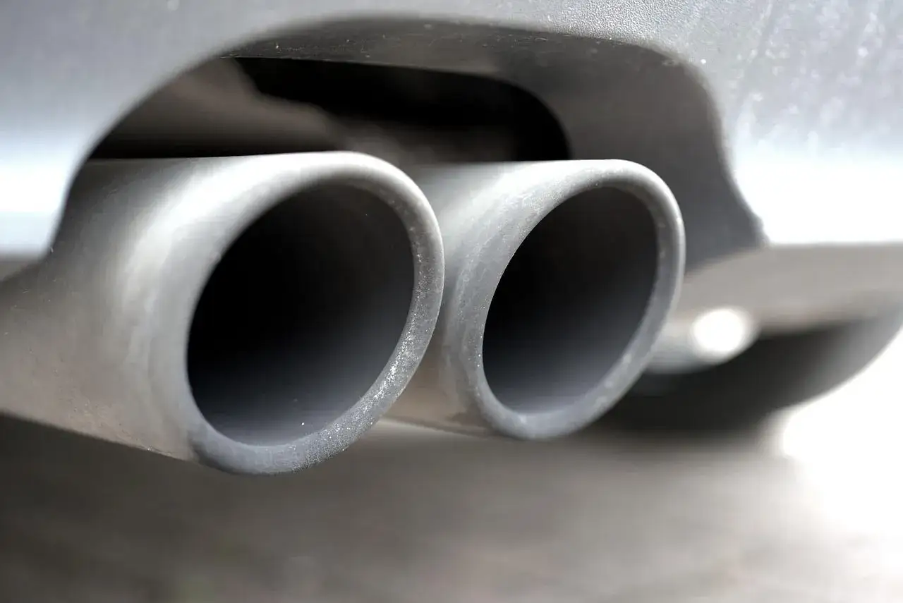 Zdjęcie Dlaczego diesel kopci na biało? Poznaj przyczyny i rozwiązania
