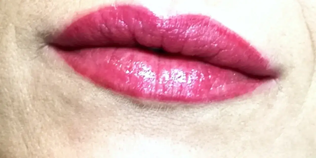 Zdjęcie Jak zapobiec rozmazywaniu szminki? Skuteczne sposoby na trwały makijaż ust