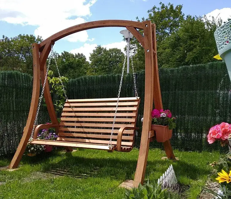 Zdjęcie Jakie drewno na huśtawkę ogrodową? Wybierz najlepsze materiały na trwałość