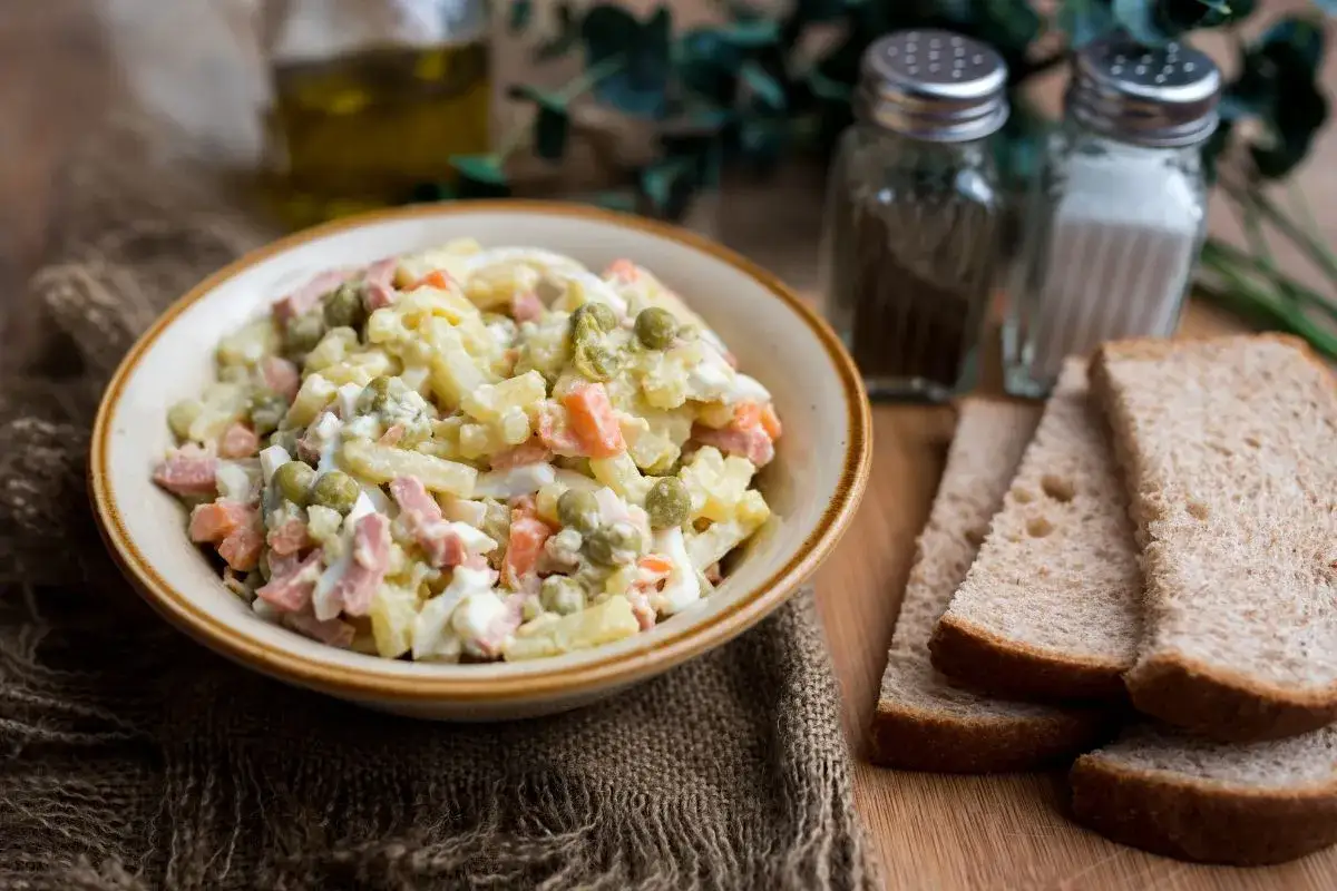 Zdjęcie Ile może stać sałatka jarzynowa? Sprawdź, zanim się zepsuje!
