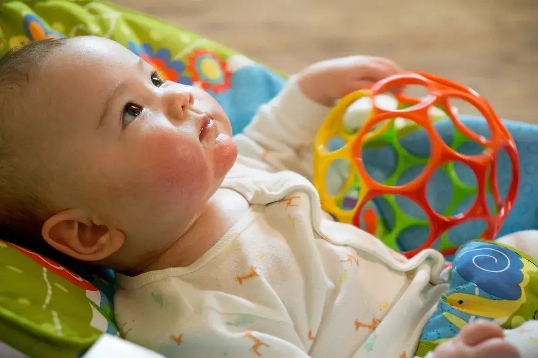 Zdjęcie Zabawki sensoryczne dla 4 miesięcznego dziecka, które wspierają rozwój