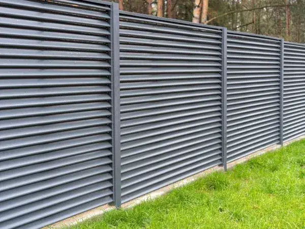 Zdjęcie Jak zrobić tani płot i zaoszczędzić na materiałach budowlanych